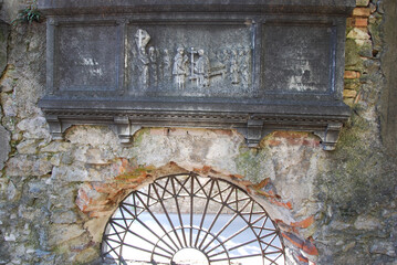 Il Cimitero vecchio di Viggiù in provincia di Varese, in disuso ma molto suggestivo.