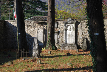Il Cimitero vecchio di Viggiù in provincia di Varese, in disuso ma molto suggestivo.