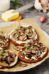 Open sandwiches with grilled mushrooms