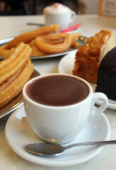 Desayuno con chocolate con churros