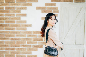 家を出発する若い女性