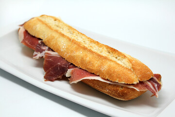 bocadillo de jamón serrano