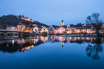 Plakat Brücke und Stadtansicht mit der Burg der Stadt Burglengenfeld und Fluss Naab in der Oberpfalz im Zwielicht zur blauen Stunde Abends während der Dämmerung, Deutschland