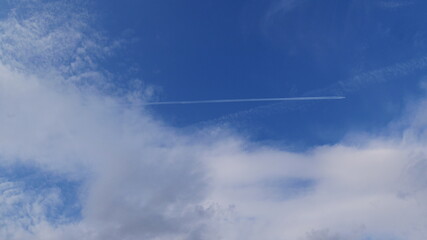 Flugzeug am Himmel