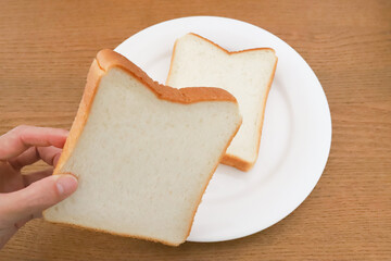 お皿に乗った食パン