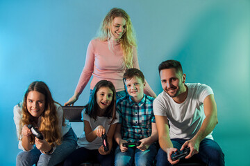 Obraz premium Family holding joysticks and start virtual game