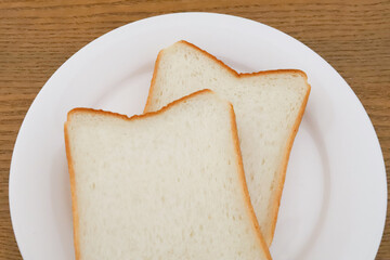 お皿に乗った食パン