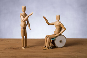 Gliederfiguren – eine davon im Rollstuhl