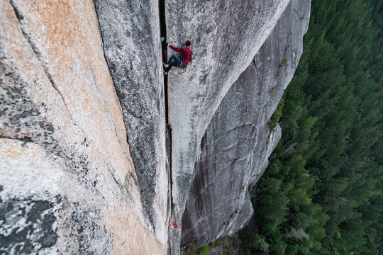 Canada, British Columbia, Squamish, Man rock climbing