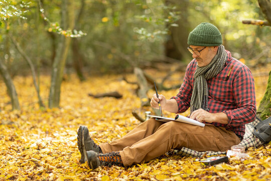 UK, London, Epping Forest, Man painting in Autumn landscape