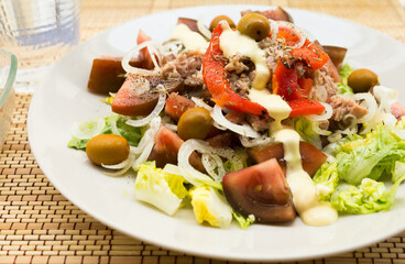 mediterranean vegetable salad with tuna