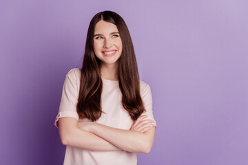 Obraz premium Portrait of dreamy woman folded hands look empty space isolated on purple background