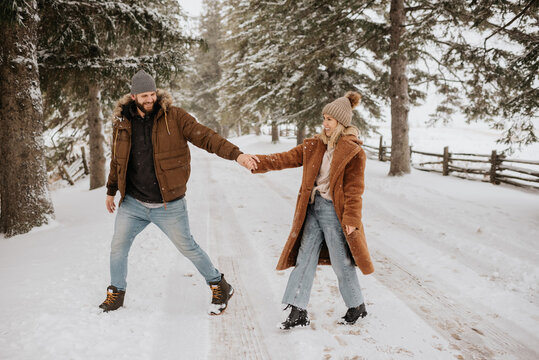 Canada, Ontario, Smiling couple holding hands on winter walk