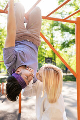 Obraz premium Carefree teenage couple having fun on playground in a city park