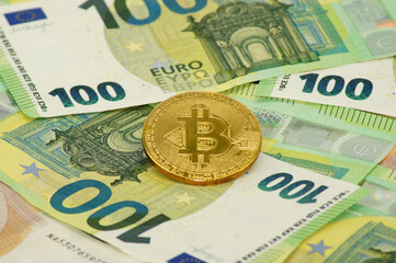 Hundert Euro Geldschein und Bitcoin Münze