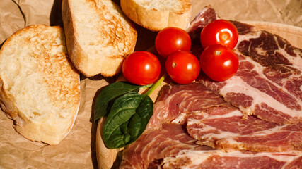 Bread slices, cherry tomatoes, spinach and ham. Ingredients