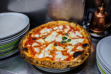 Margherita con Bufala - Pizza napoletana con sugo di pomodoro, mozzarella di bufala e basilico fresco