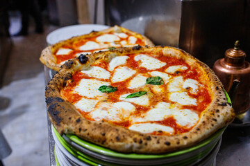Margherita con Bufala - Pizza napoletana con sugo di pomodoro, mozzarella di bufala e basilico fresco