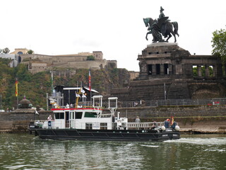Schiff vor Deutschem Eck, Koblenz Rhein und Mosel