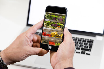 Ordine on line di frutta e verdura attraverso un cellulare