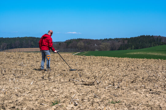 Sondengeher geht auf Schatzsuche in Bayern