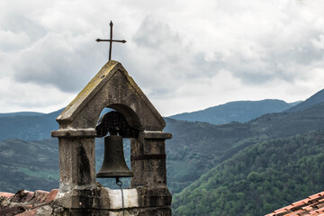 Campanario y monte