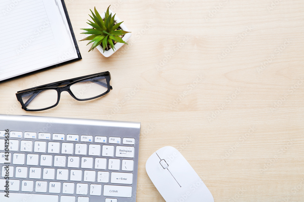 Aufkleber computer keyboard with mouse, glasses and notepad on wooden table