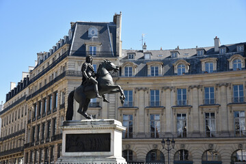 Statue équestre de Louis XIV place des Victoires à Paris, France	
