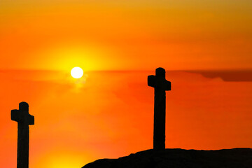 croix au coucher de soleil