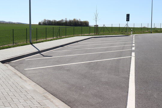 Leere Parkpl&auml;tze an der Rastst&auml;tte.