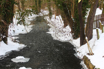 Winter Bach zugefroren