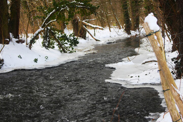 Winter Bach zugefroren