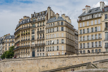 Fototapeta na wymiar Haussmann apartment building along banks of the Seine river in Paris 