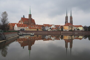 Widok na Ostrów Tumski we Wrocławiu w pochmurną pogodę, Polska