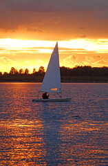 Segelboot auf dem Veerse Meer, abends