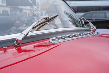 Rotes Oldtimer Cabriolet als Hochzeitsfahrzeug