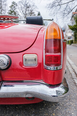 Rotes Oldtimer Cabriolet als Hochzeitsfahrzeug