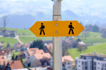 Gelber Wegweiser Wanderweg in der Natur