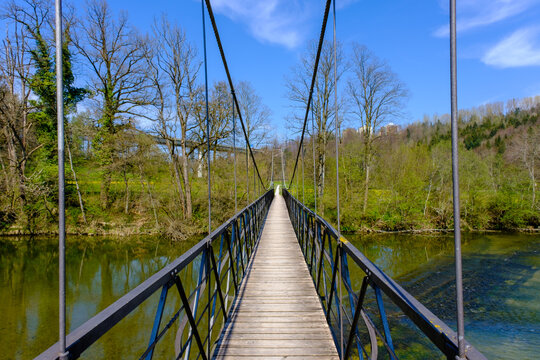 Schöne kleine Hängebrücke über einem Fluss aus Metall und Holz