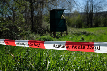Hochsitz in Jagdgebiet und Absperrband mit der Aufschrift Achtung heute Jagd - Stockfoto