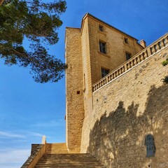 Fototapeta premium Meyrargues est une commune française, située dans le département des Bouches-du-Rhône en région Provence-Alpes-Côte d'Azur. Elle fait partie de la métropol