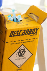 Caixa de descarte de seringas utilizadas na vacinação contra a covid-19.