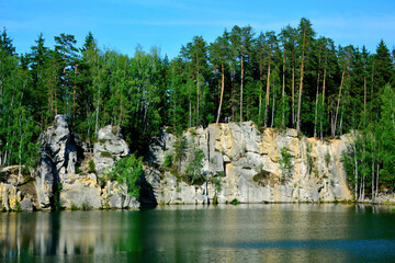 Skały nad wodą, rocks and forest above the water, forest reflection in the water