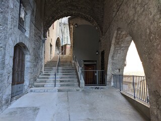 Sisteron cité médiéval avec ça cathédrale perché en hauteur, son fleuve et son architecture...