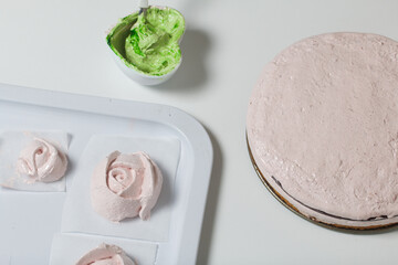 Marshmallow cake. Nearby are marshmallow roses to decorate the cake.