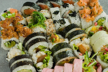 Duży zestaw kawałków sushi futomaki, uramaki na białym tle
