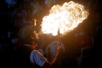 El hombre y el fuego. Man and fire