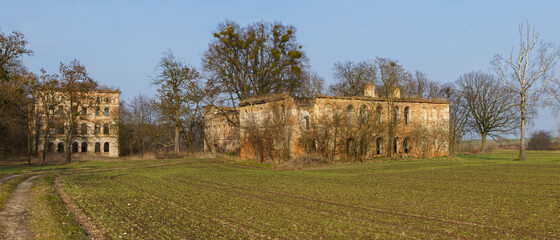 Ruiny kompleks młyński z XIX wieku panorama © FotoArt MP