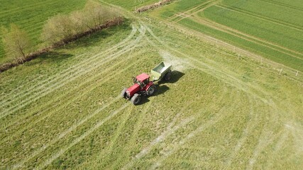 Traktor kalkt Wiese, Kalkung, Dünger, Landwirtschaft aus der Vogelperspektive  © keBu.Medien