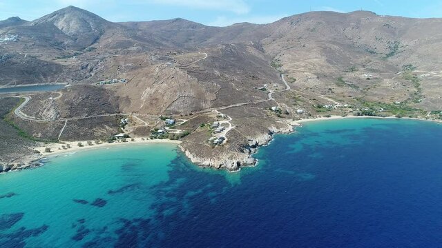 Plage de Psili Ammos sur l'&Icirc;le de S&eacute;rifos dans les Cyclades en Gr&egrave;ce vue du ciel